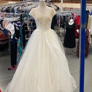 Wedding/Quincenera dress size 8(28”- 30”waist)full length with netting a…